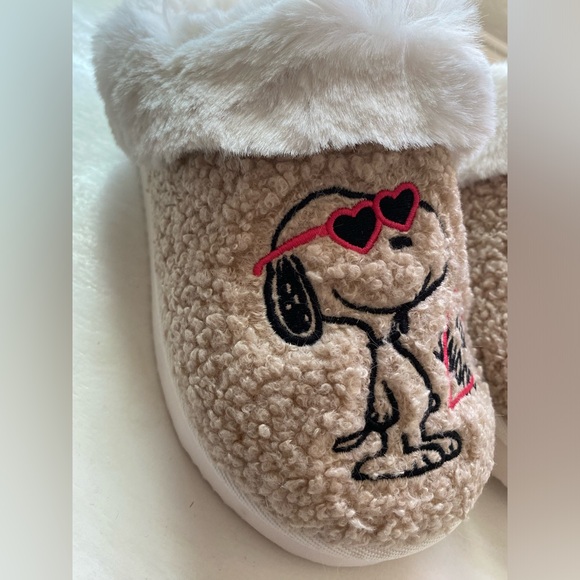 Snoopy Slippers - Picture 4 of 8